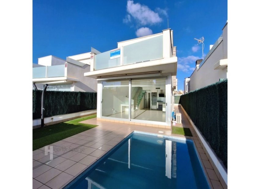 A charming south-facing 3-bedroom home with a private pool in Lo Pagán