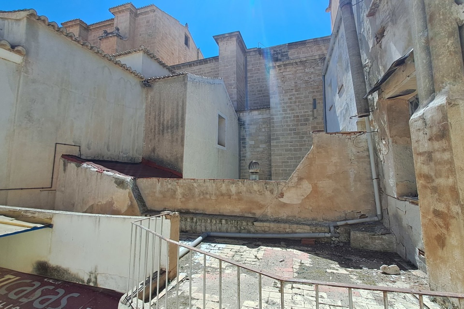 A unique historic property in Orihuela with investment potential and mountain views