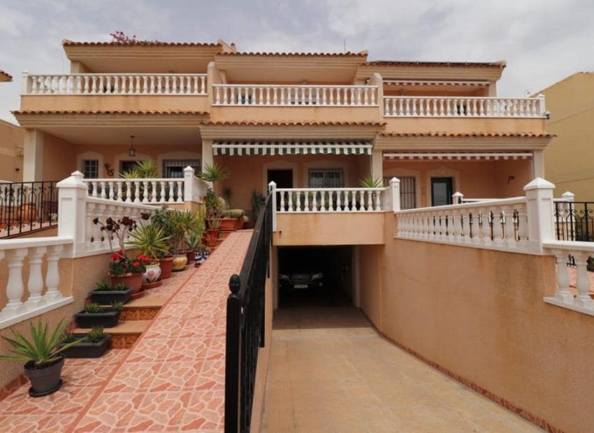 Acogedor adosado en Orihuela Costa con 3 dormitorios, piscina y garaje