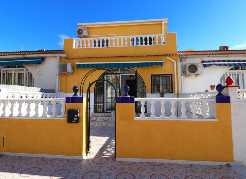 Acogedora casa adosada en Torrevieja con jardín y vistas a la montaña y al lago