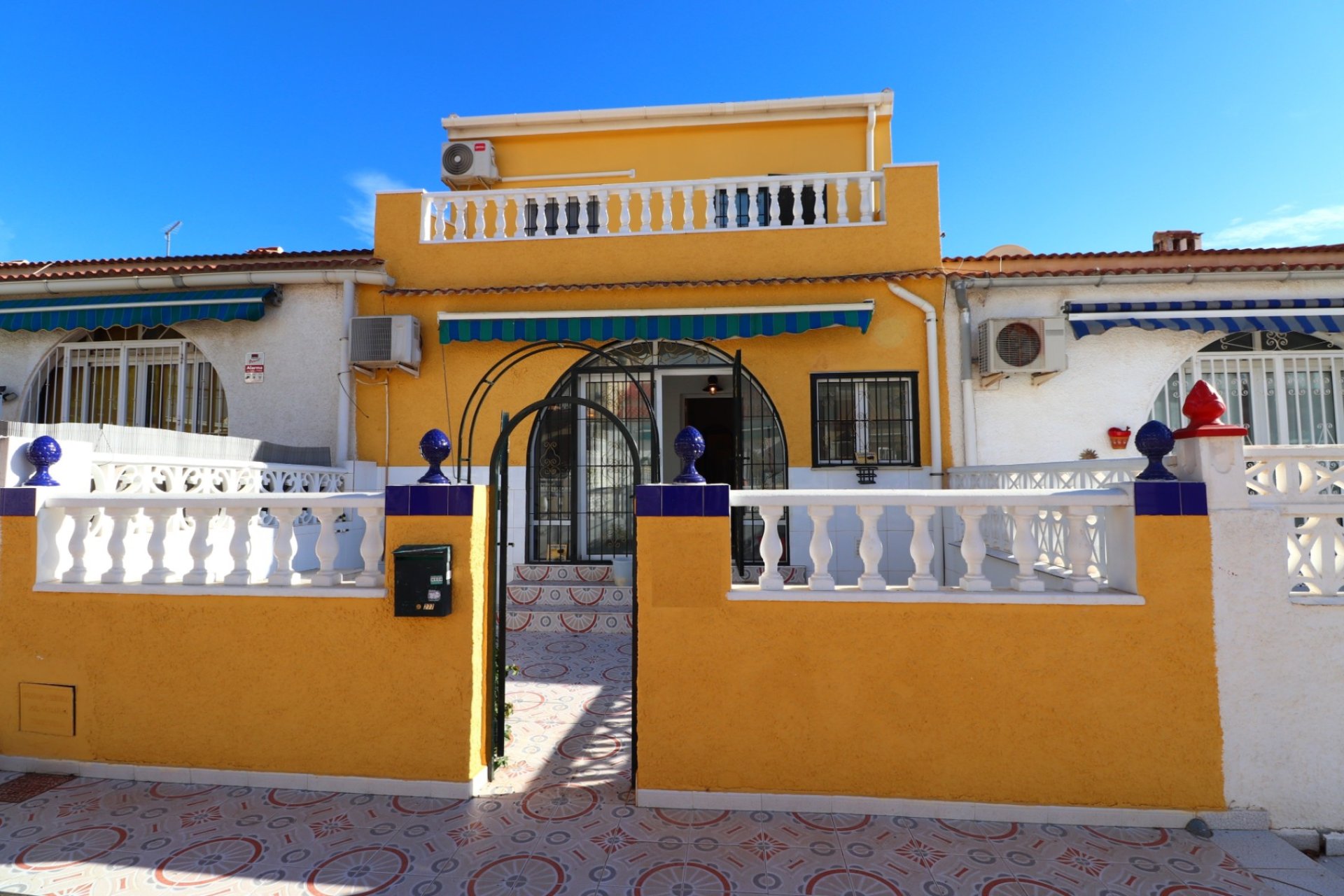 Acogedora casa adosada en Torrevieja con jardín y vistas a la montaña y al lago