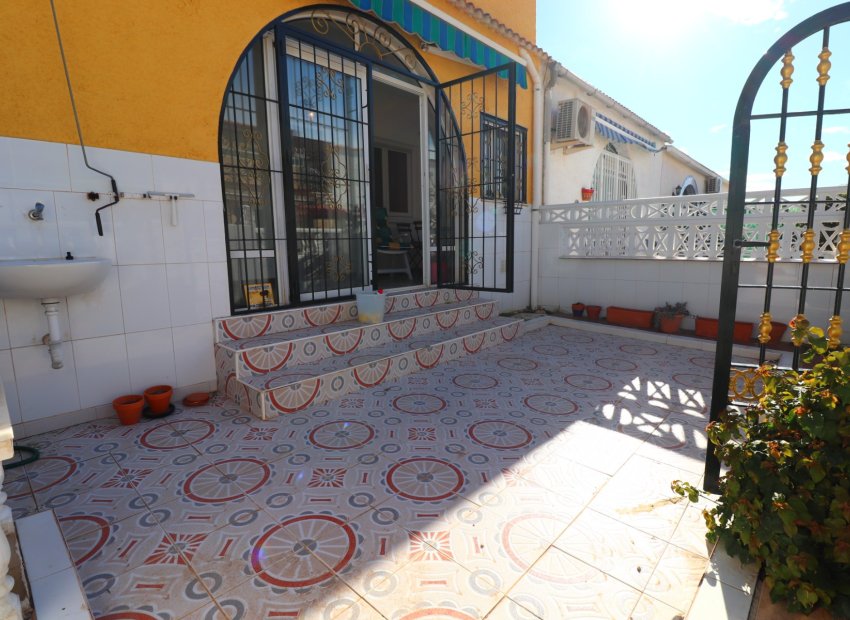 Acogedora casa adosada en Torrevieja con jardín y vistas a la montaña y al lago