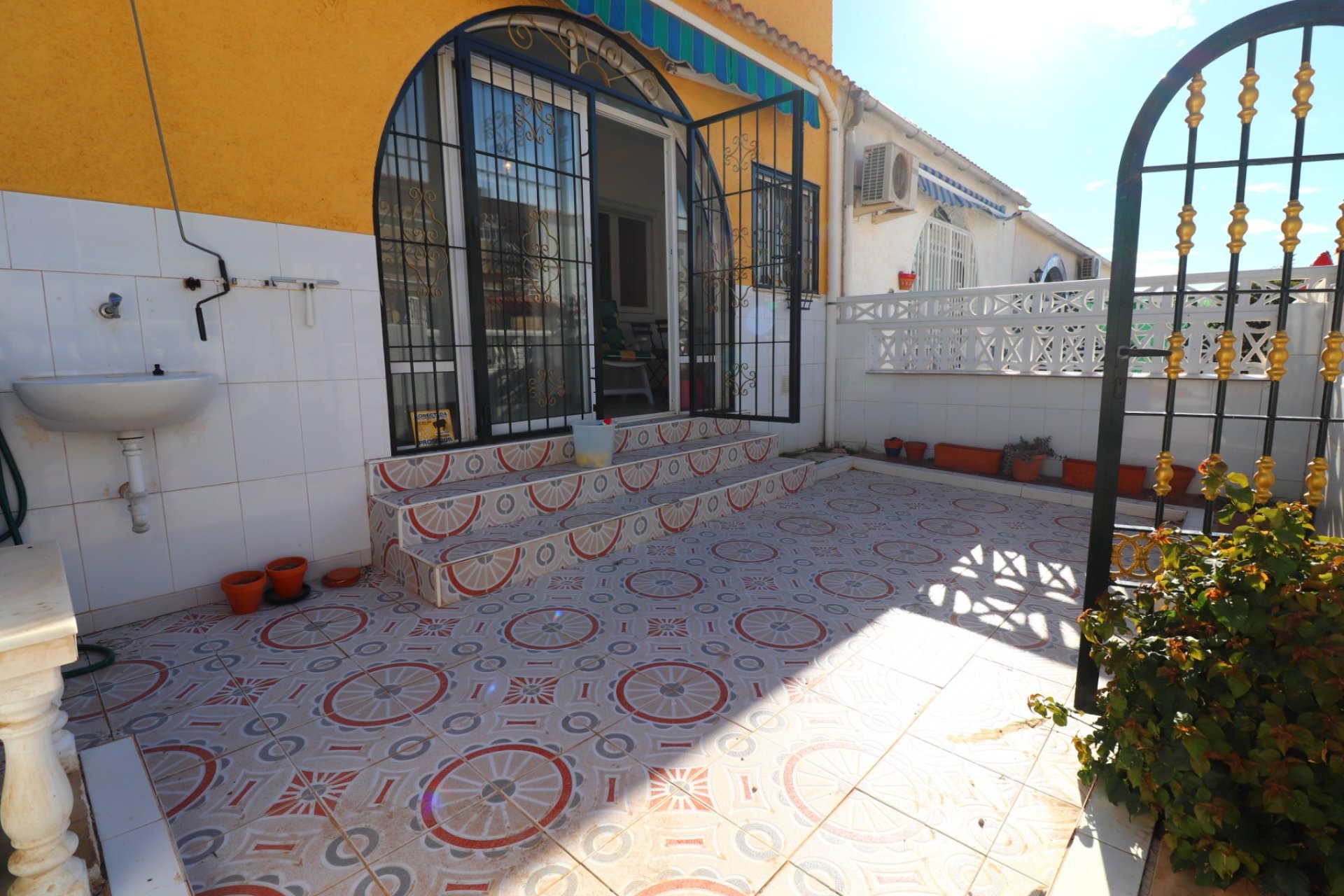 Acogedora casa adosada en Torrevieja con jardín y vistas a la montaña y al lago