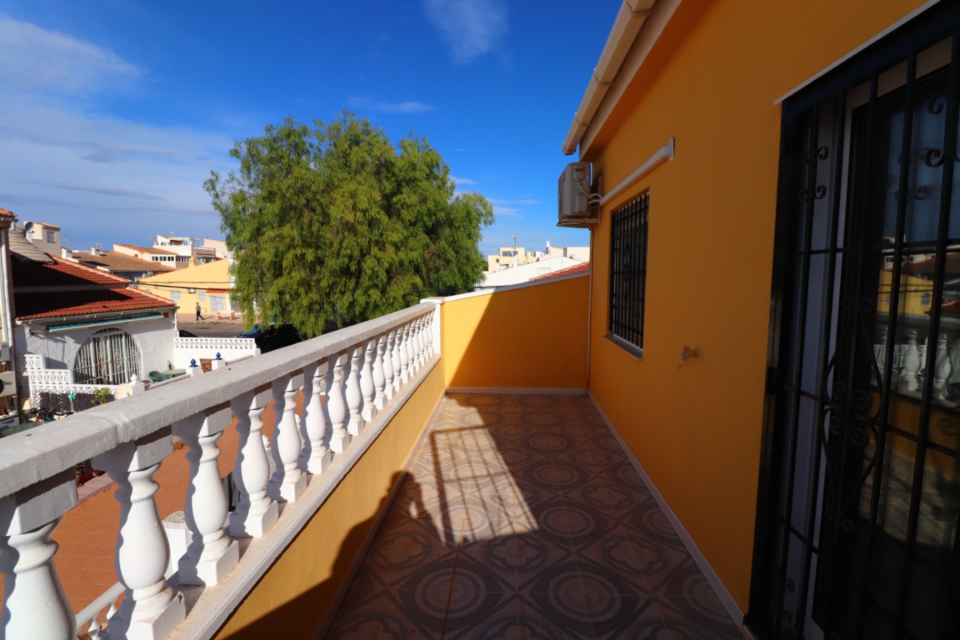 Acogedora casa adosada en Torrevieja con jardín y vistas a la montaña y al lago