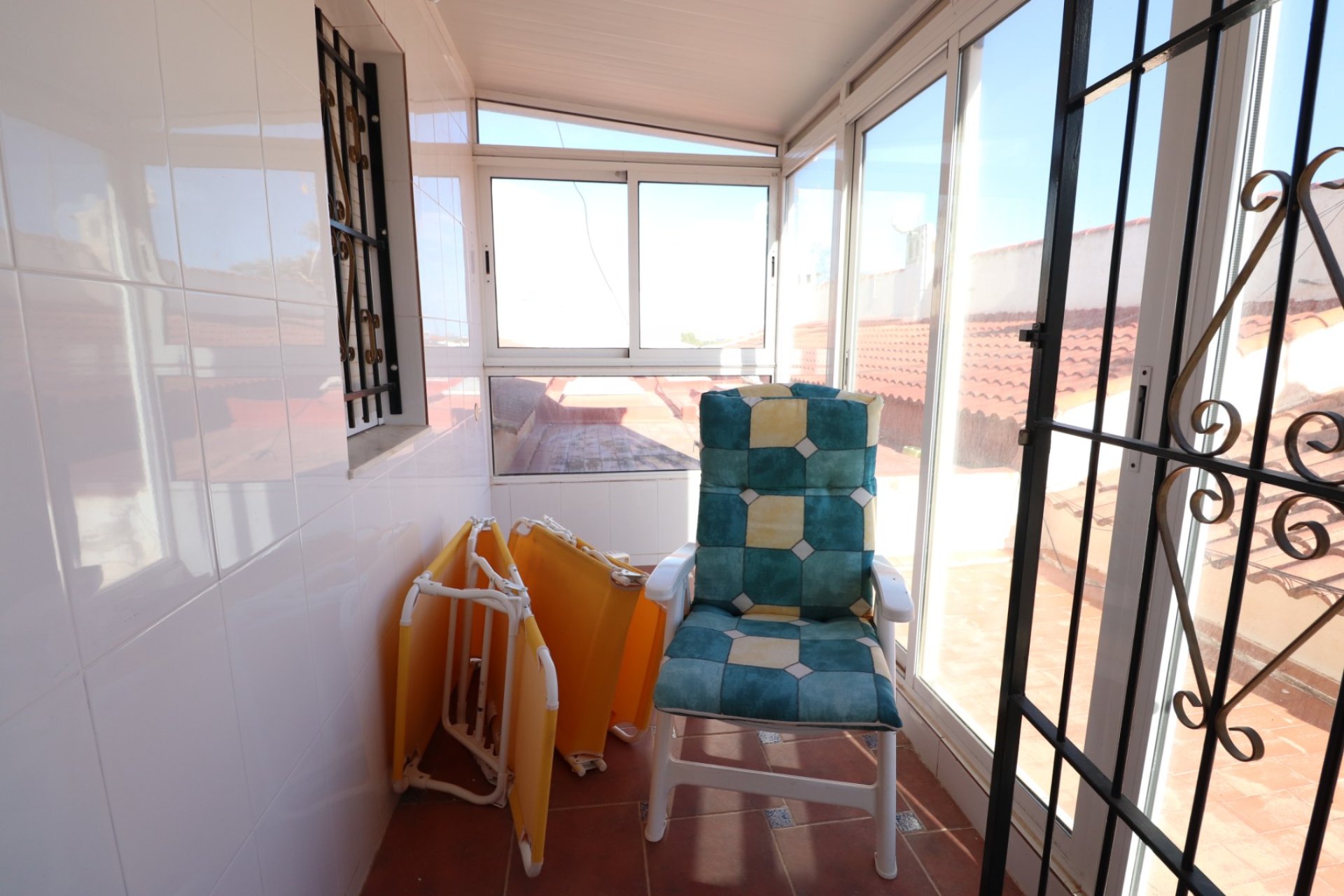 Acogedora casa adosada en Torrevieja con jardín y vistas a la montaña y al lago