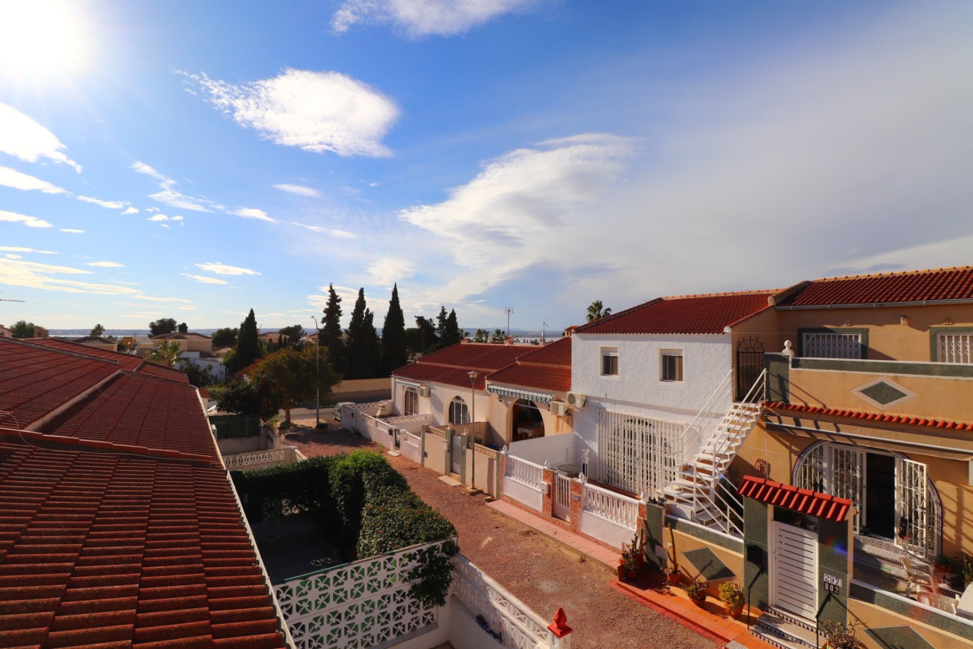 Acogedora casa adosada en Torrevieja con jardín y vistas a la montaña y al lago