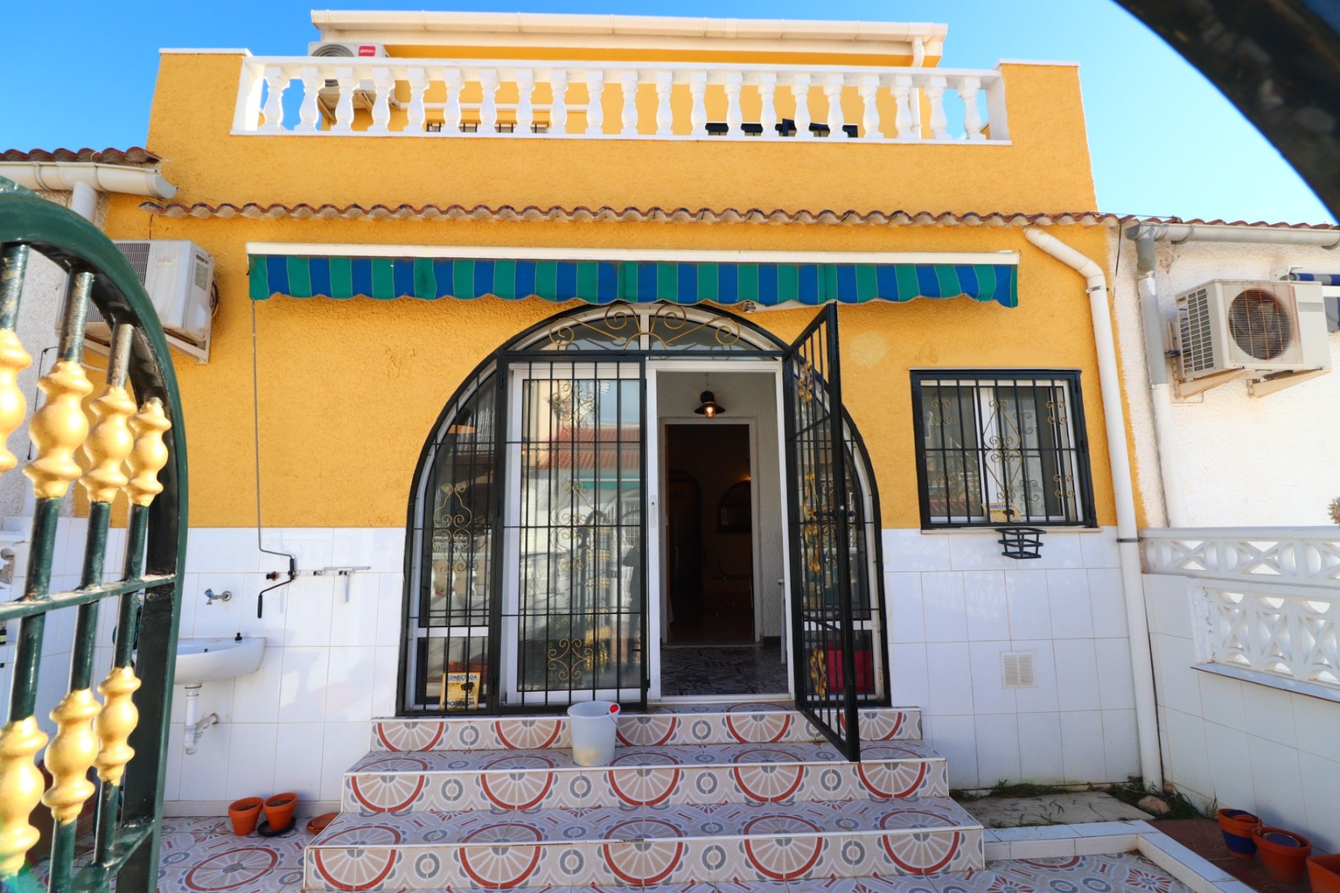 Acogedora casa adosada en Torrevieja con jardín y vistas a la montaña y al lago