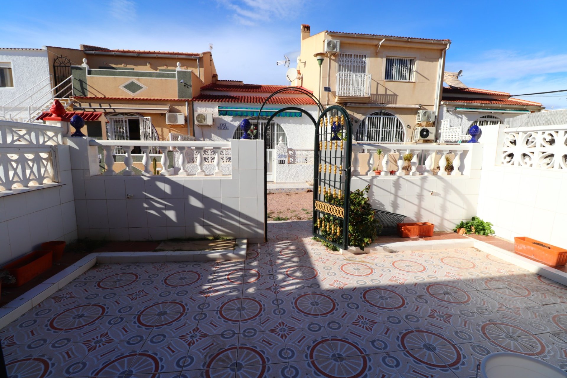 Acogedora casa adosada en Torrevieja con jardín y vistas a la montaña y al lago