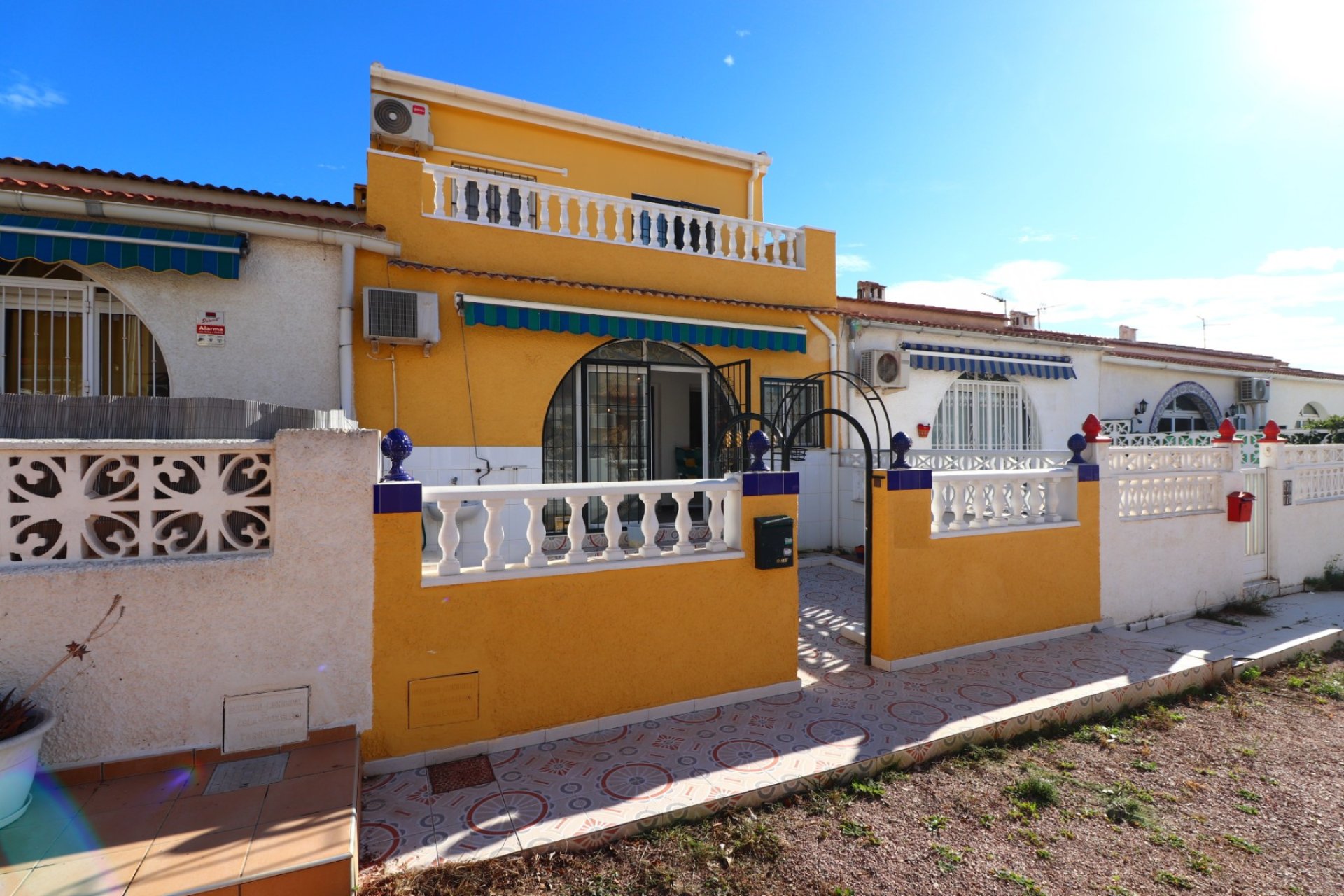 Acogedora casa adosada en Torrevieja con jardín y vistas a la montaña y al lago