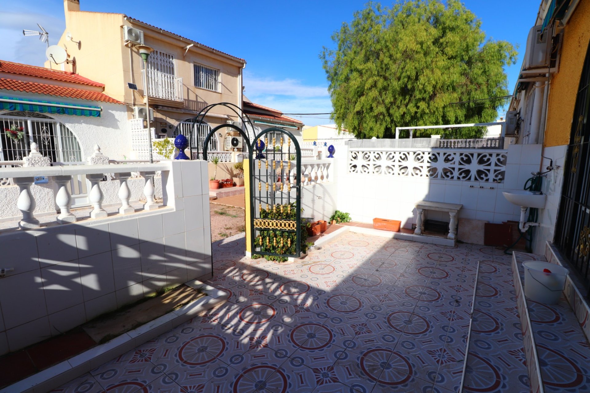 Acogedora casa adosada en Torrevieja con jardín y vistas a la montaña y al lago