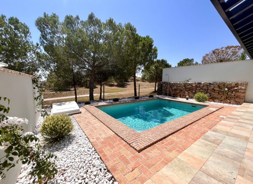 Adosado de 2 dormitorios con piscina privada junto al campo de golf de Sucina