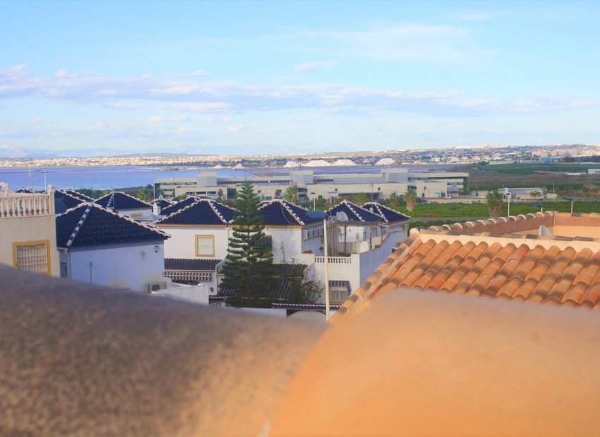 Adosado en Torrevieja con piscina y garaje en Los Altos