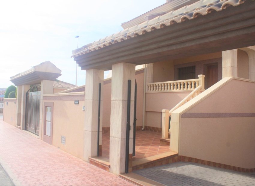 Adosado moderno con piscina en Torrevieja Los Altos