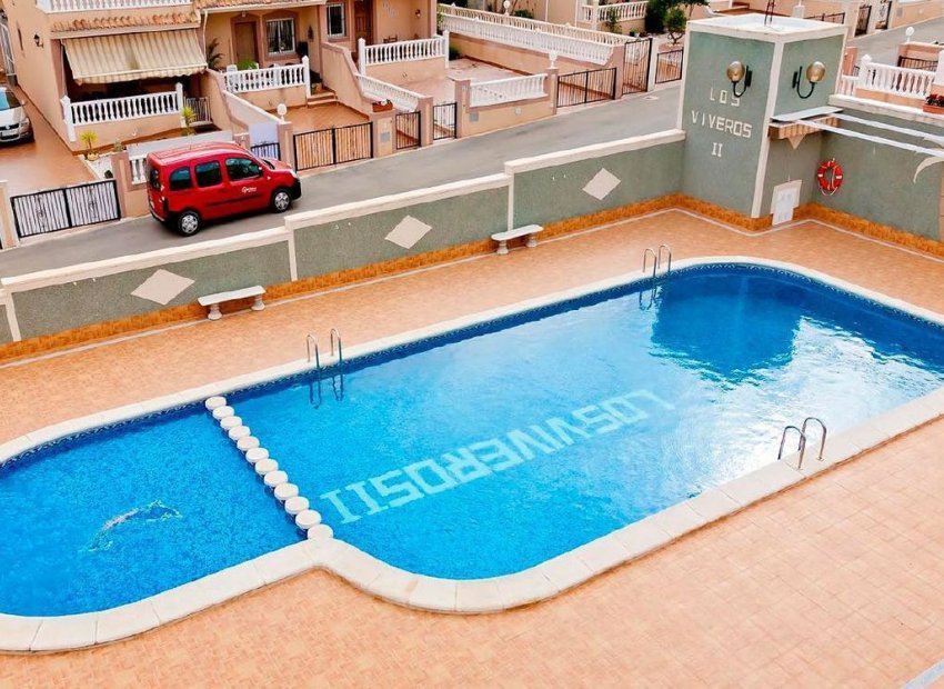 Adosado moderno con piscina en Torrevieja Los Altos