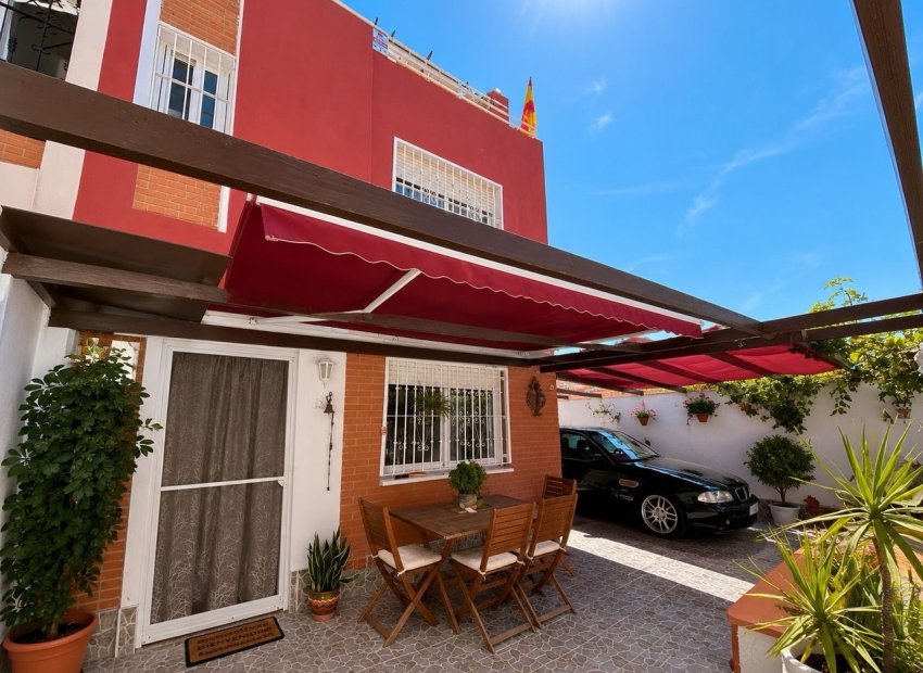 Adosado - Reventa -
            Torrevieja - CO-85281