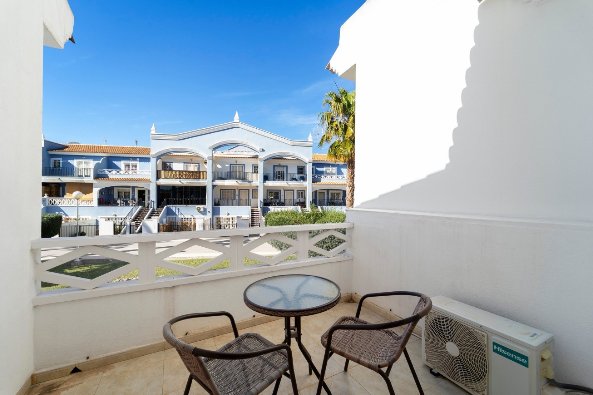 Amplia casa adosada de 3 dormitorios con orientación sur y piscina en Ciudad Quesada