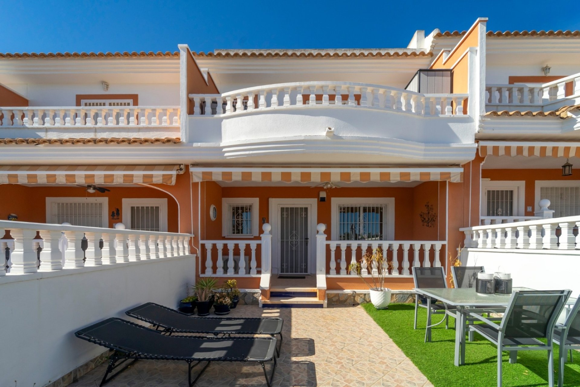 Amplia casa adosada de 3 dormitorios con orientación sur y piscina en Ciudad Quesada