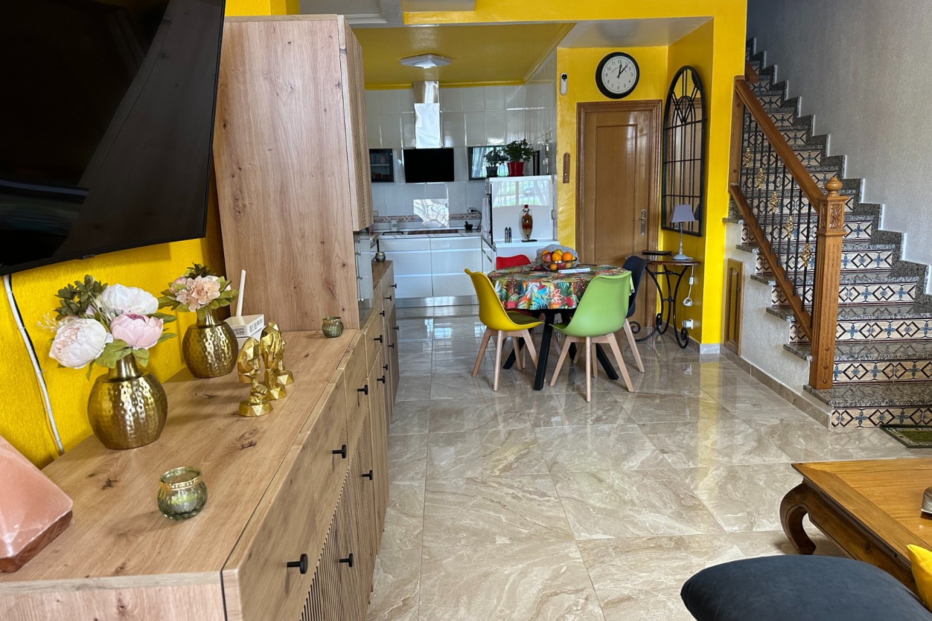 Amplia casa adosada en Bigastro con 3 dormitorios, garaje y vistas panorámicas