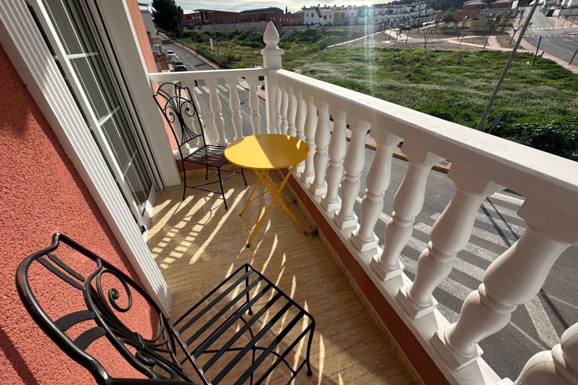 Amplia casa adosada en Bigastro con 3 dormitorios, garaje y vistas panorámicas