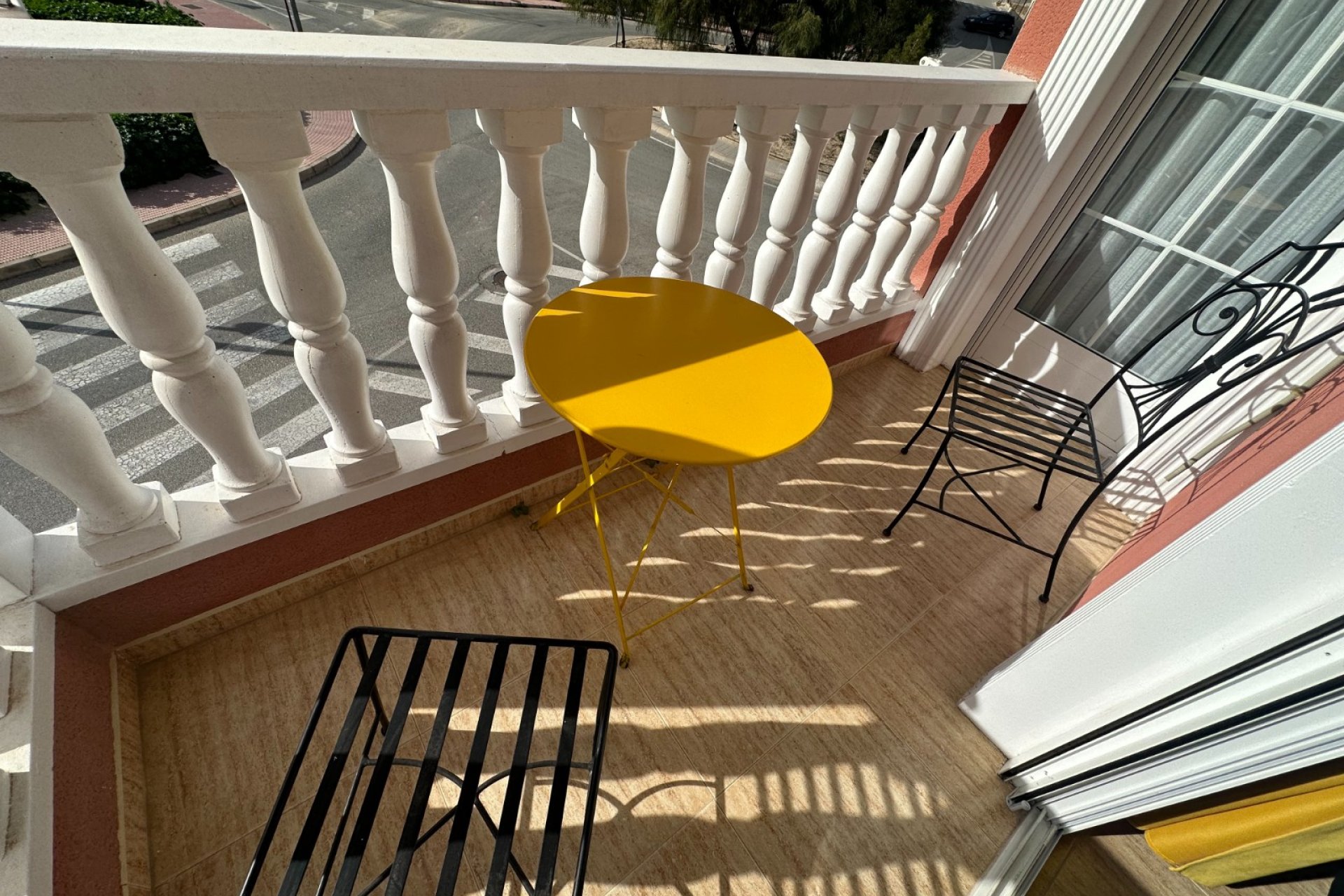 Amplia casa adosada en Bigastro con 3 dormitorios, garaje y vistas panorámicas