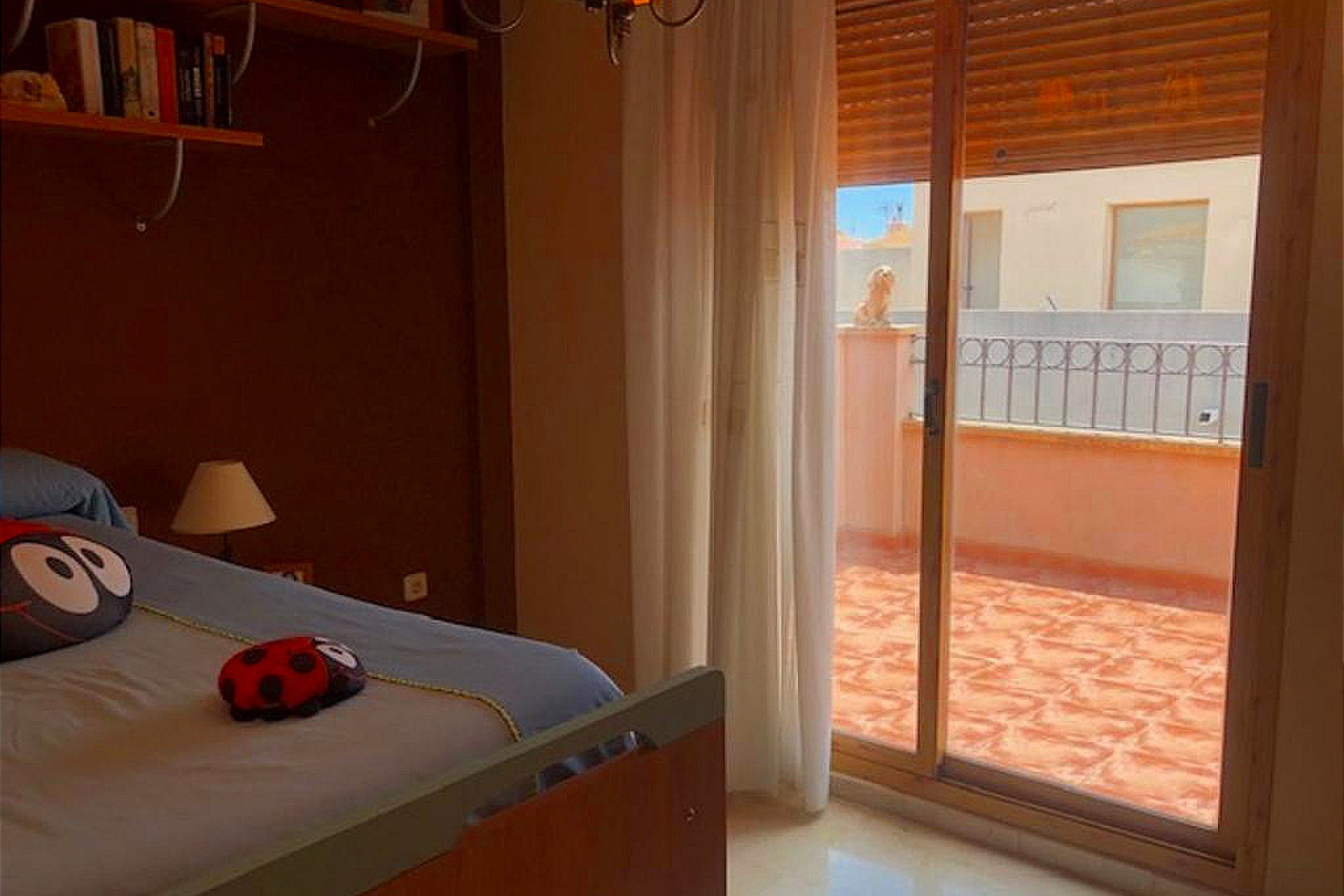 Amplia casa adosada en La Nucía con 4 dormitorios, terraza y garaje doble