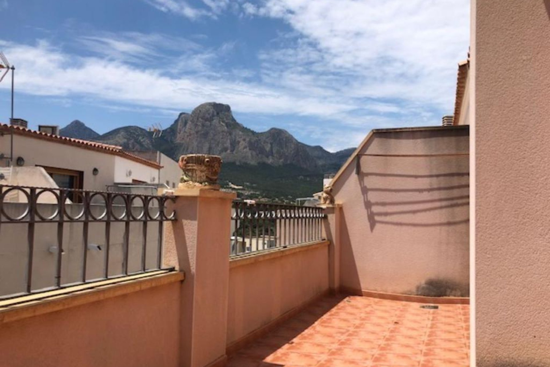 Amplia casa adosada en La Nucía con 4 dormitorios, terraza y garaje doble
