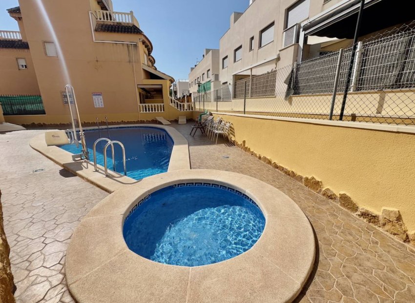 Amplia casa de 4 dormitorios, cerca del centro de Guardamar y de la playa