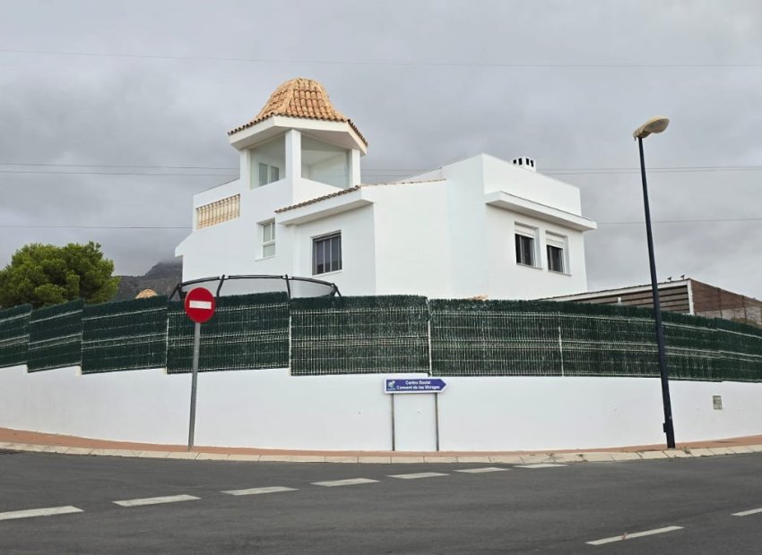 Amplia villa con 4 dormitorios, jardín y terraza en La Nucía, cerca de la playa