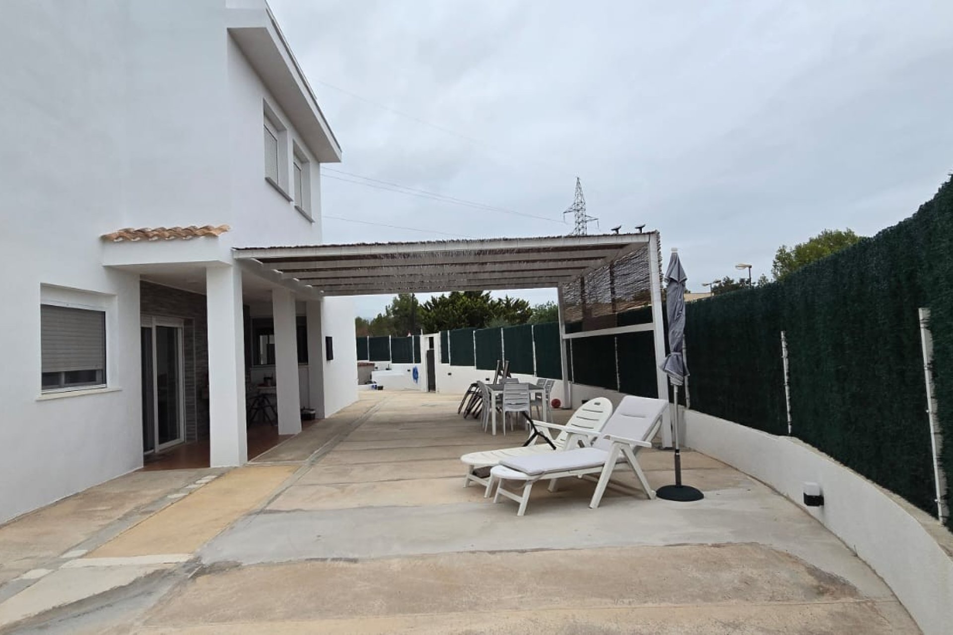 Amplia villa con 4 dormitorios, jardín y terraza en La Nucía, cerca de la playa