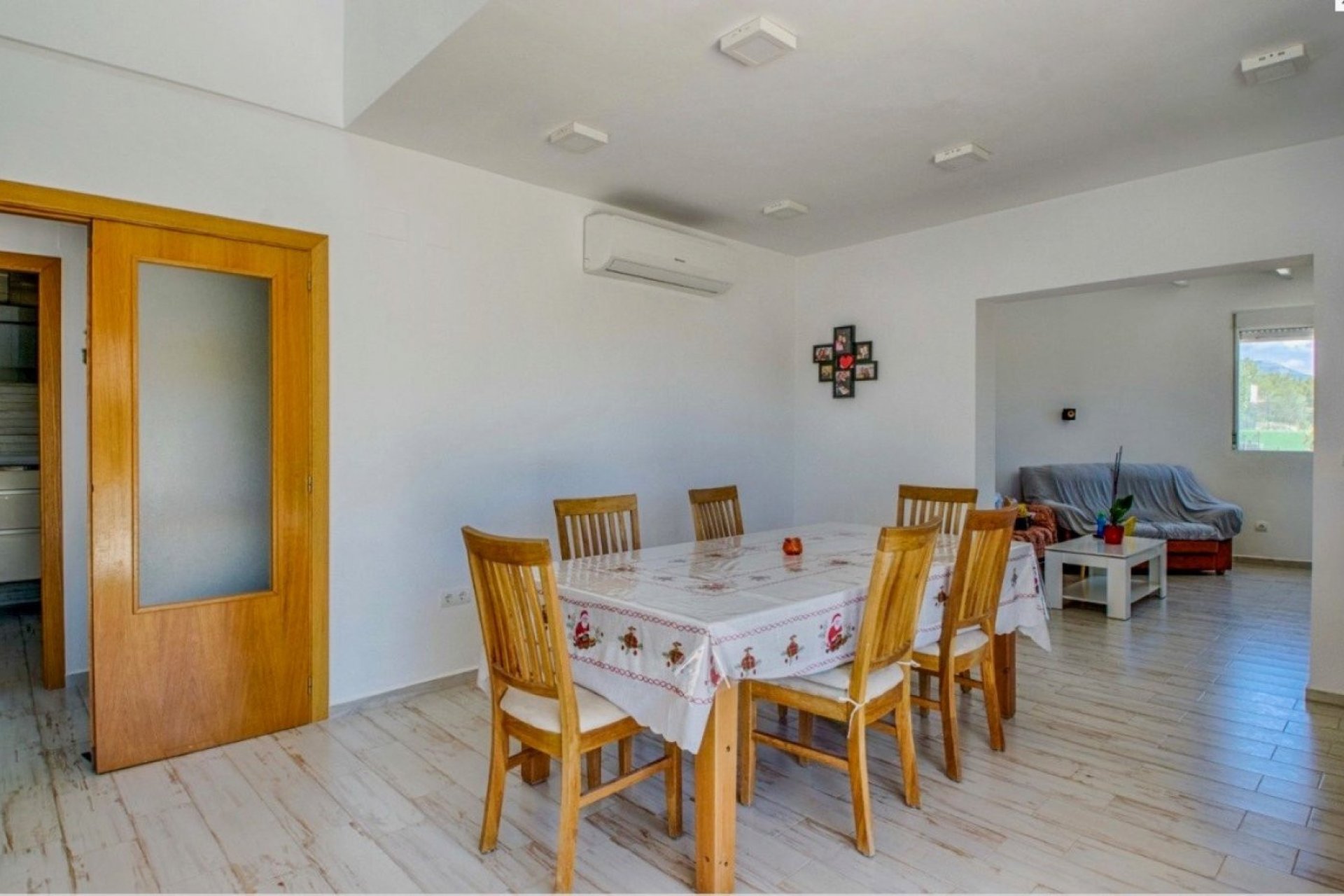 Amplia villa con 4 dormitorios, jardín y terraza en La Nucía, cerca de la playa