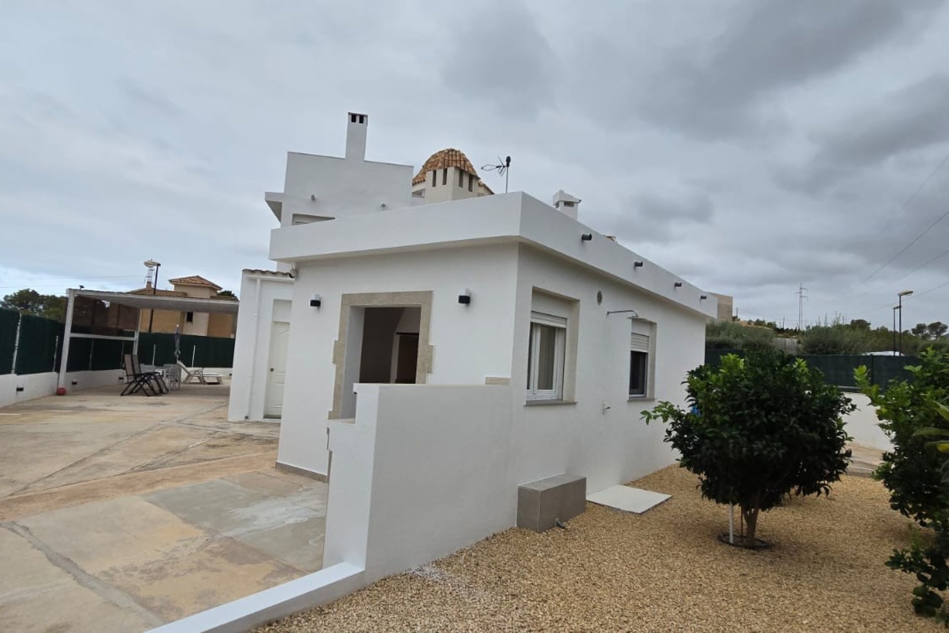 Amplia villa con 4 dormitorios, jardín y terraza en La Nucía, cerca de la playa