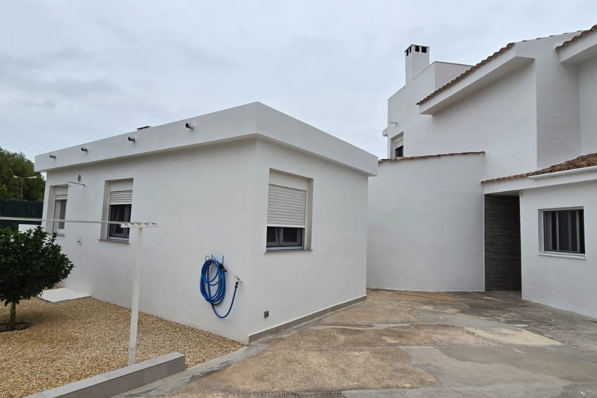 Amplia villa con 4 dormitorios, jardín y terraza en La Nucía, cerca de la playa