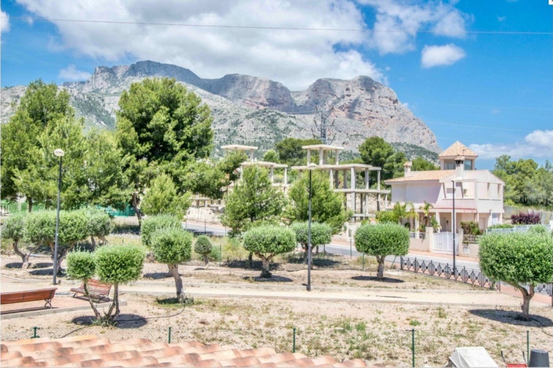 Amplia villa con 4 dormitorios, jardín y terraza en La Nucía, cerca de la playa