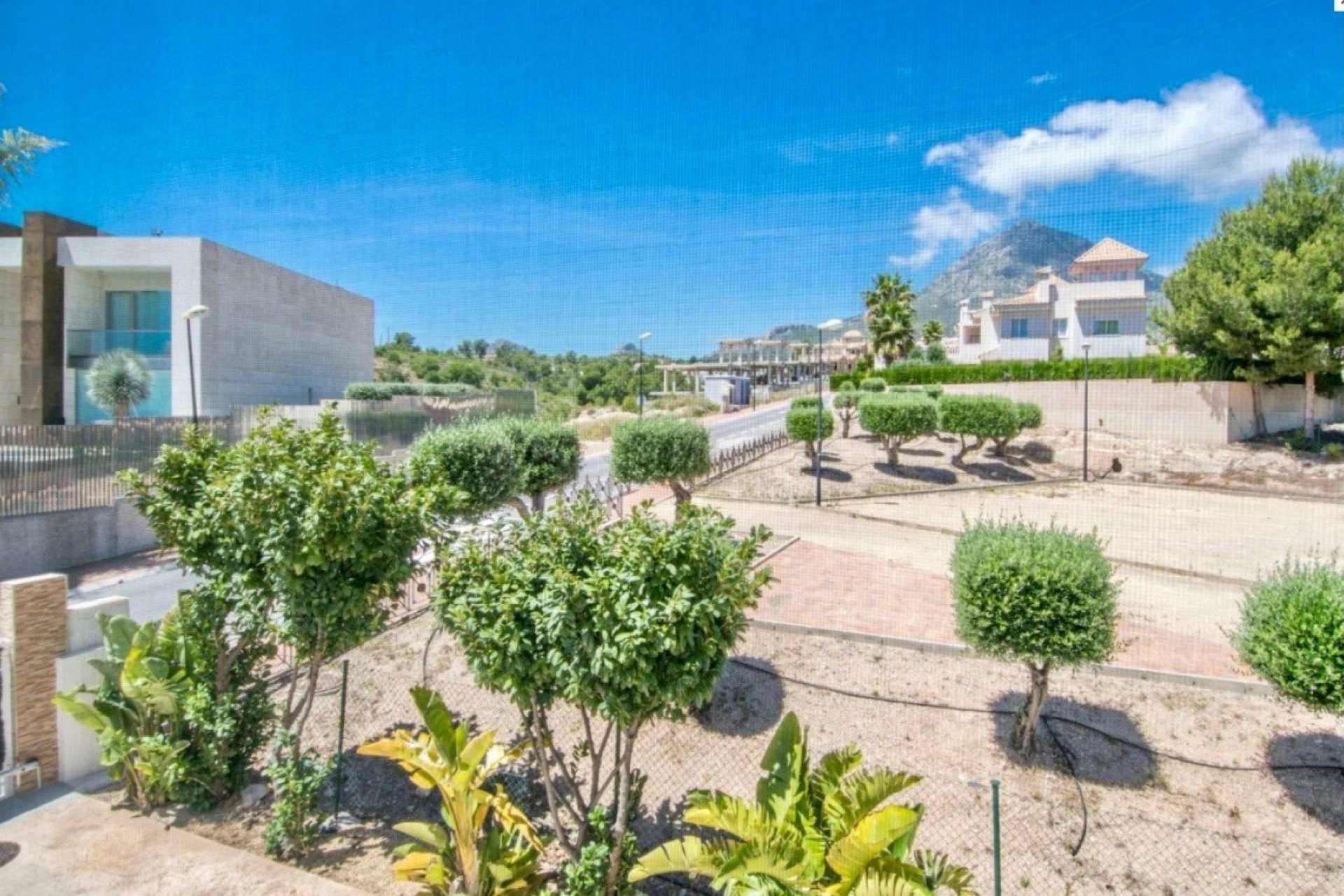 Amplia villa con 4 dormitorios, jardín y terraza en La Nucía, cerca de la playa