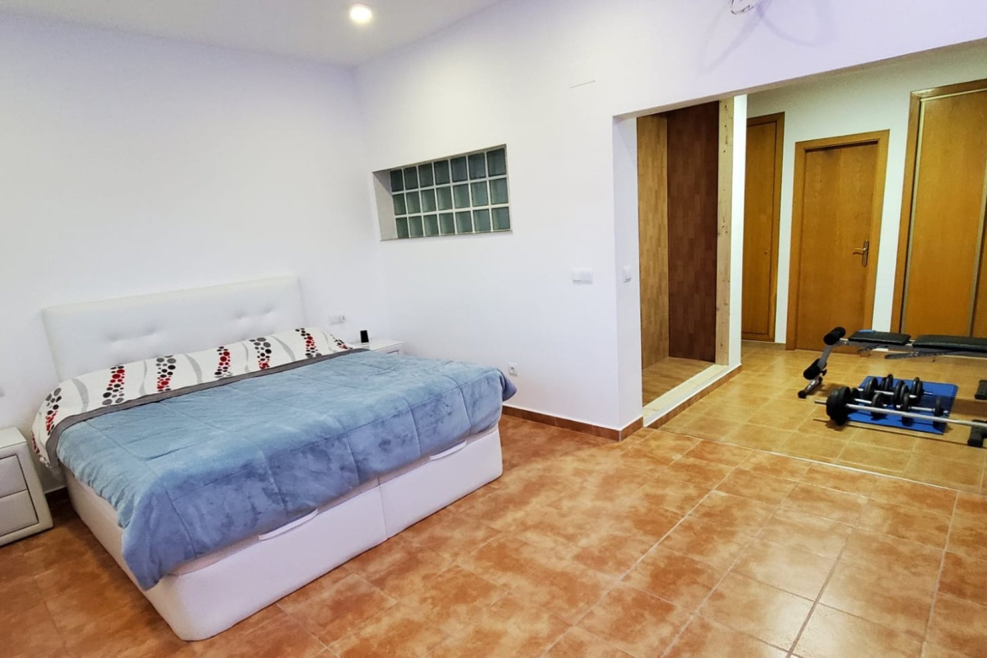 Amplia villa con 4 dormitorios, jardín y terraza en La Nucía, cerca de la playa