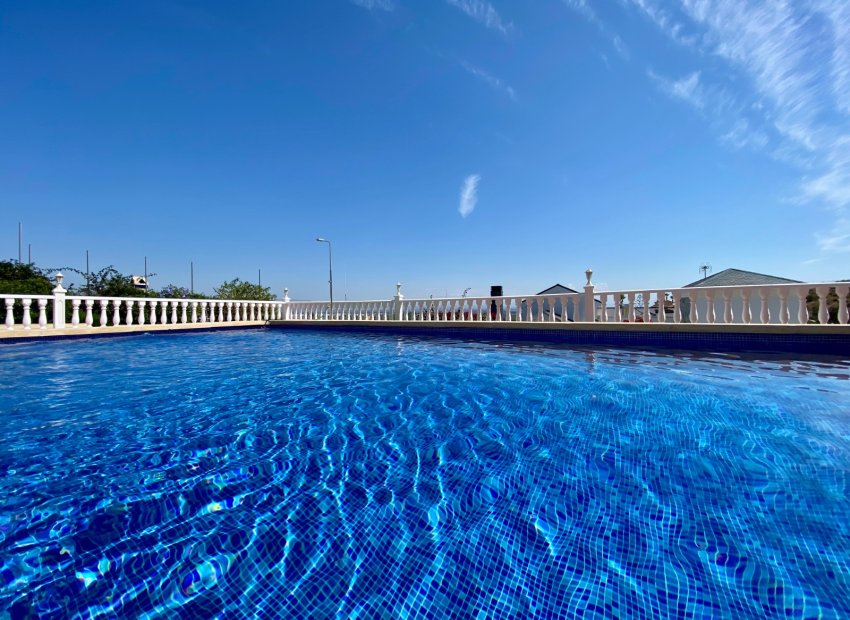 Amplia villa con piscina privada y vistas panorámicas a la montaña en Algorfa﻿