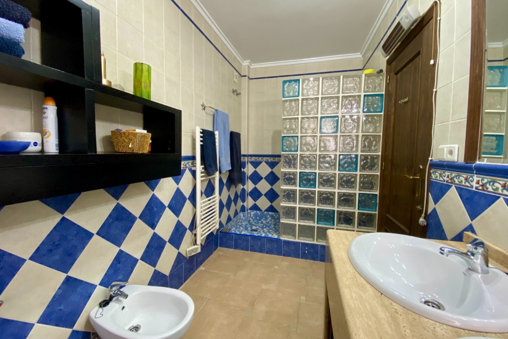 Amplia villa con piscina privada y vistas panorámicas a la montaña en Algorfa﻿