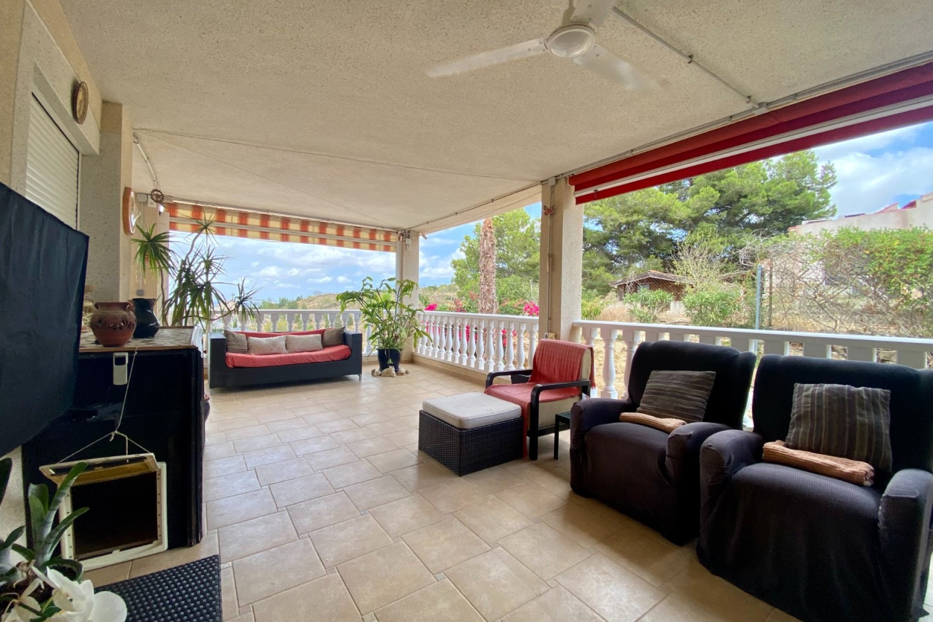 Amplia villa con piscina privada y vistas panorámicas a la montaña en Algorfa﻿