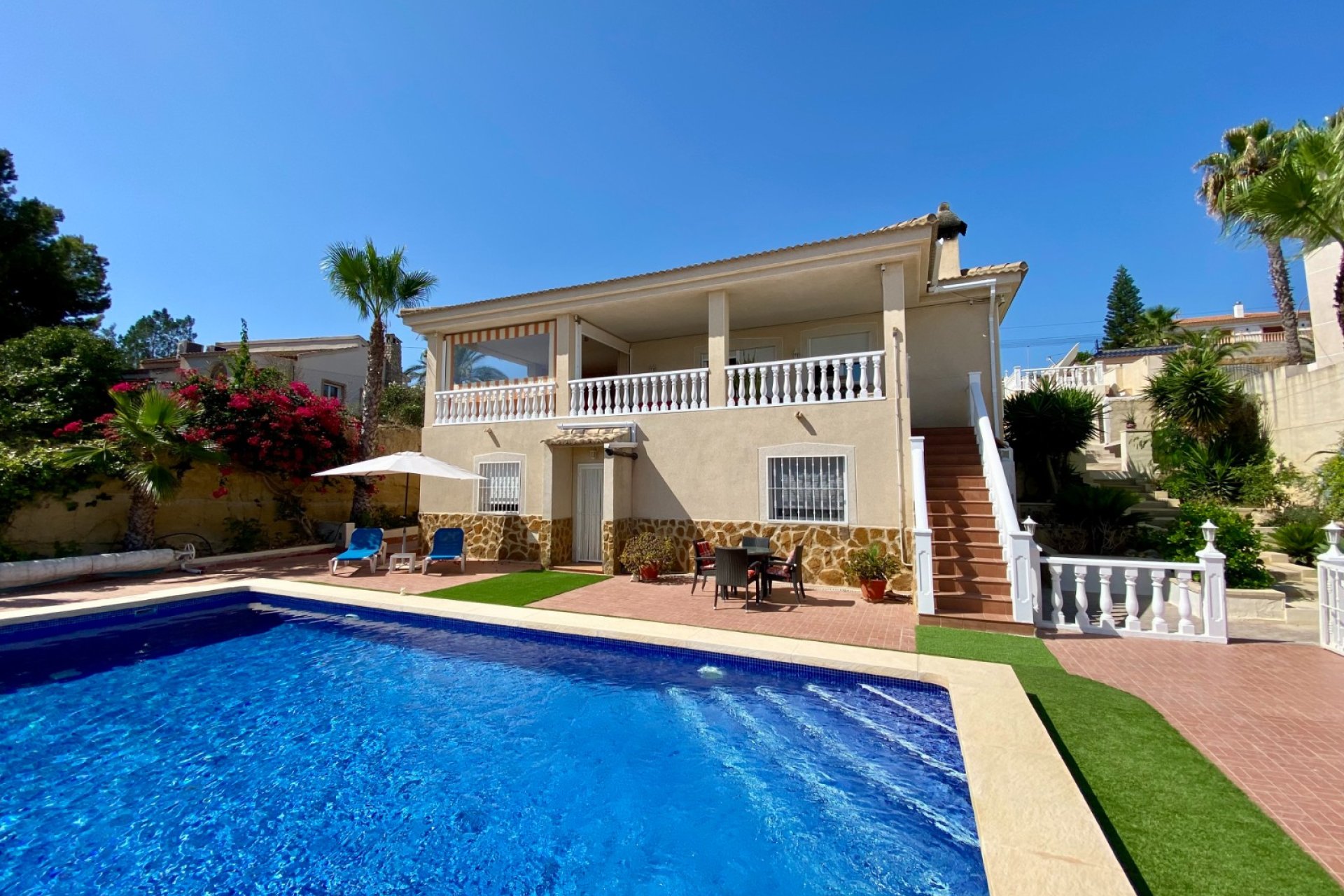 Amplia villa con piscina privada y vistas panorámicas a la montaña en Algorfa﻿