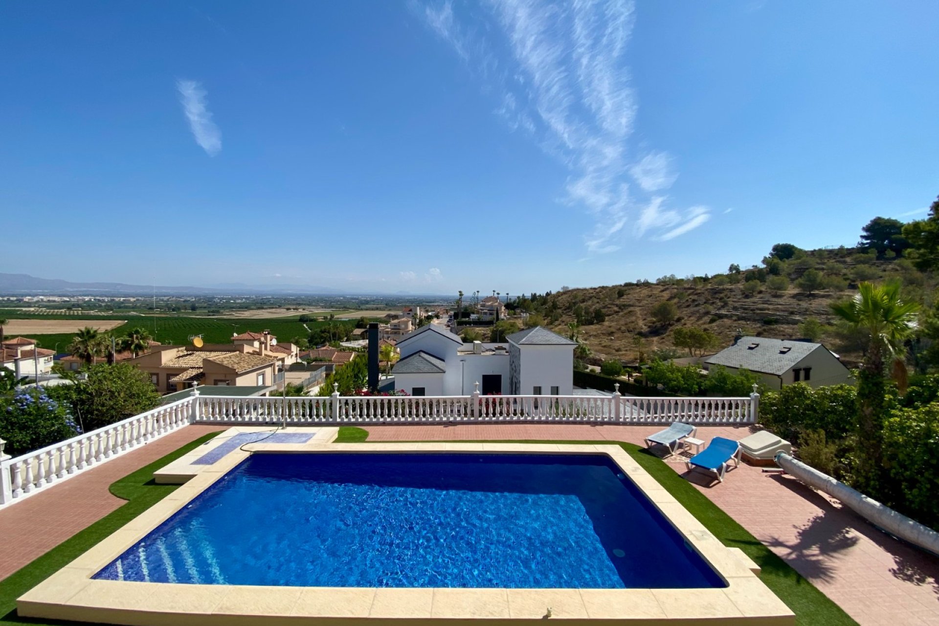 Amplia villa con piscina privada y vistas panorámicas a la montaña en Algorfa﻿