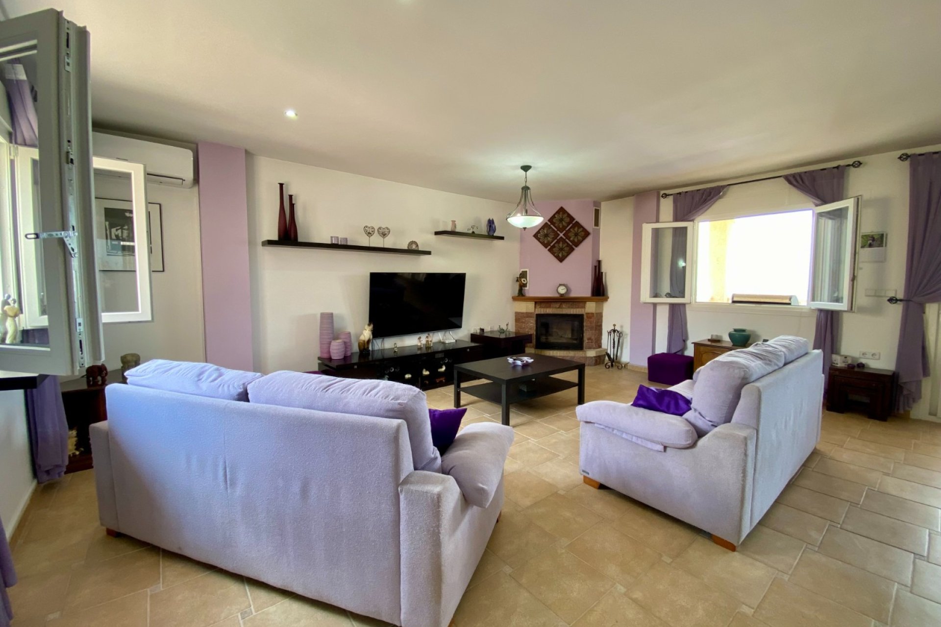 Amplia villa con piscina privada y vistas panorámicas a la montaña en Algorfa﻿