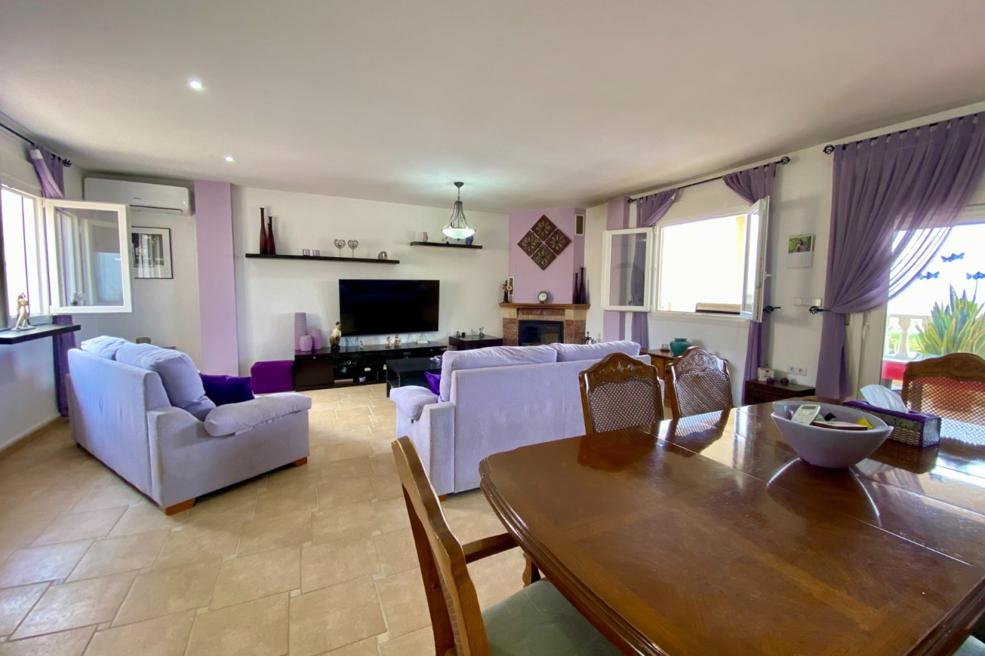 Amplia villa con piscina privada y vistas panorámicas a la montaña en Algorfa﻿