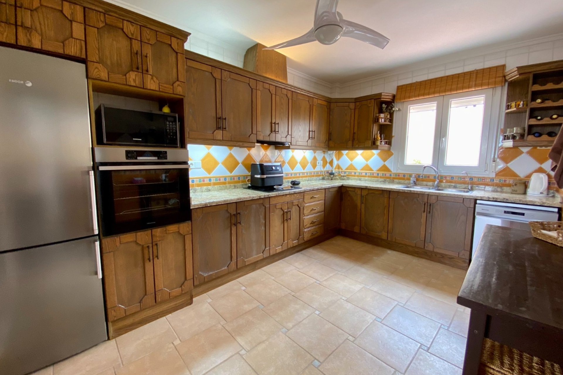 Amplia villa con piscina privada y vistas panorámicas a la montaña en Algorfa﻿