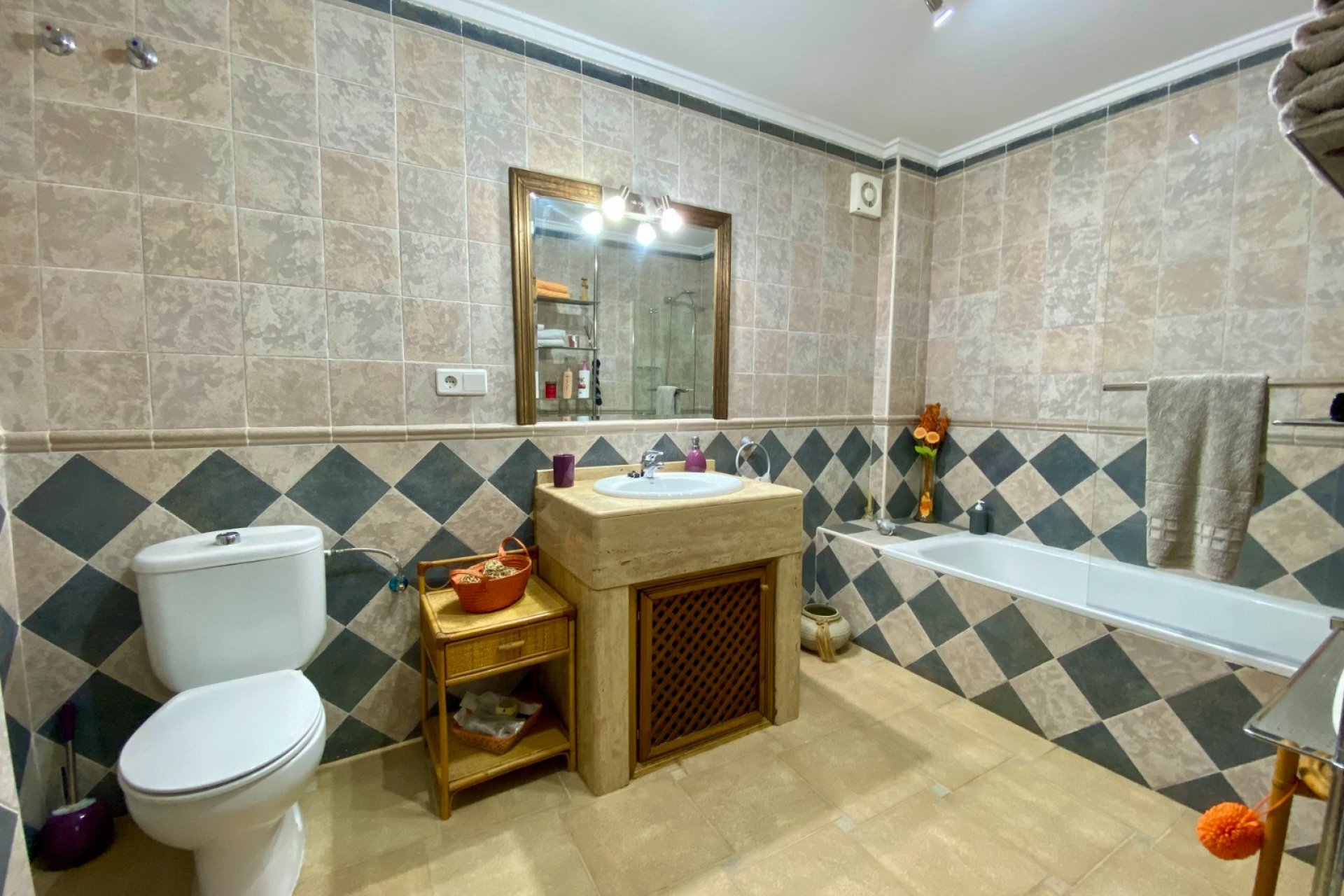 Amplia villa con piscina privada y vistas panorámicas a la montaña en Algorfa﻿
