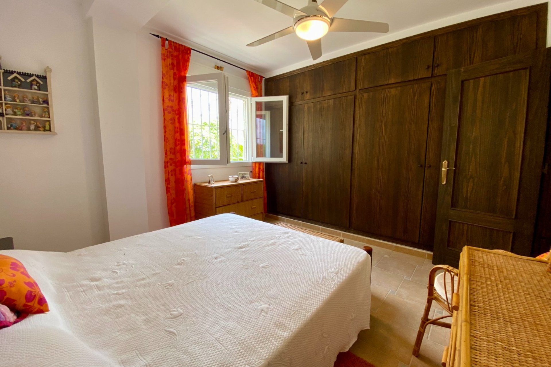 Amplia villa con piscina privada y vistas panorámicas a la montaña en Algorfa﻿