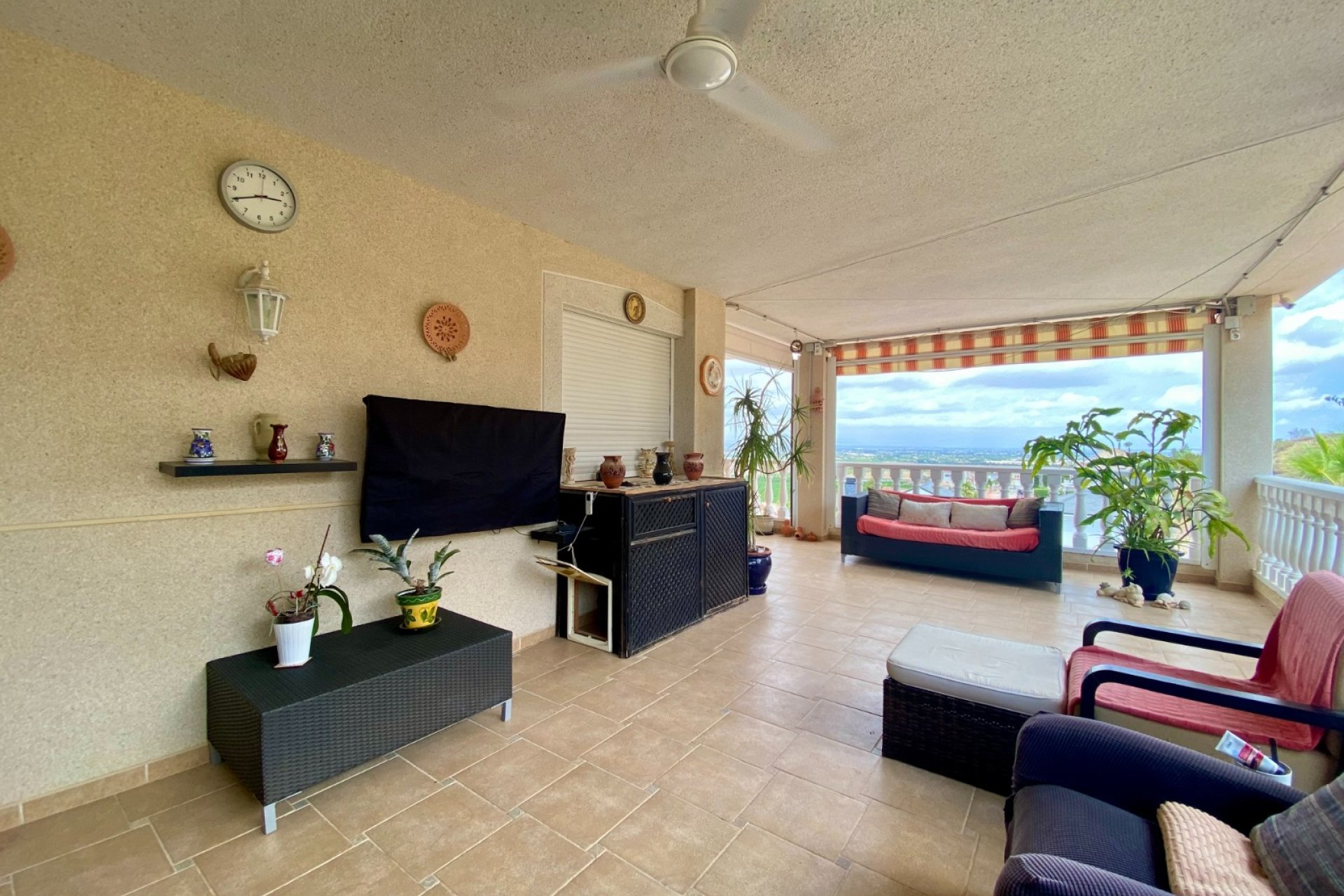 Amplia villa con piscina privada y vistas panorámicas a la montaña en Algorfa﻿