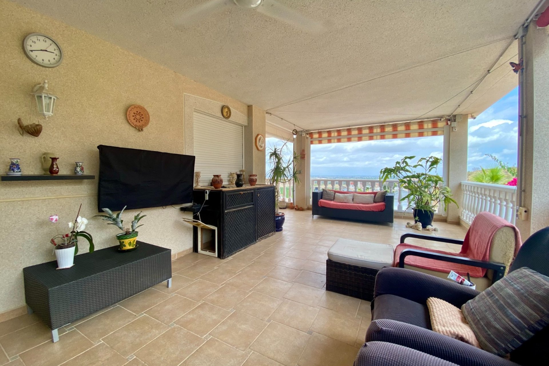 Amplia villa con piscina privada y vistas panorámicas a la montaña en Algorfa﻿