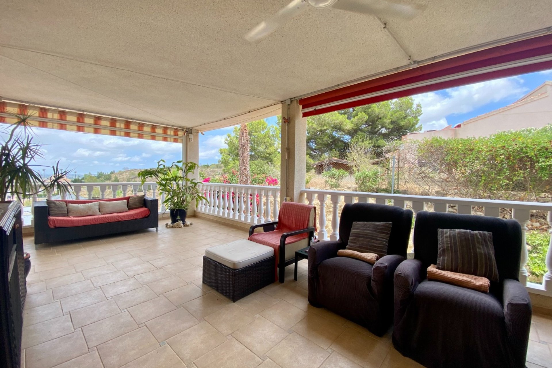 Amplia villa con piscina privada y vistas panorámicas a la montaña en Algorfa﻿