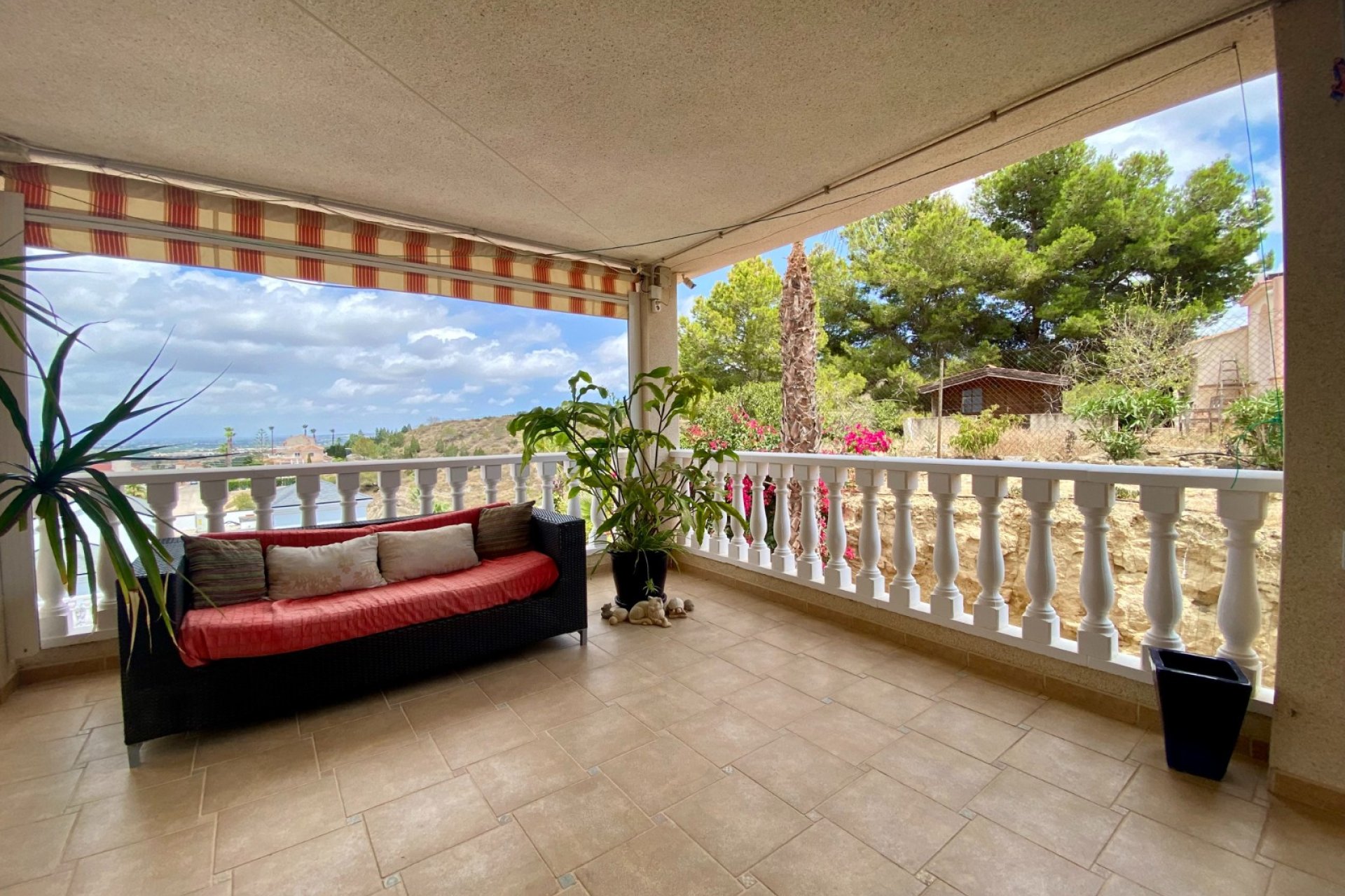 Amplia villa con piscina privada y vistas panorámicas a la montaña en Algorfa﻿