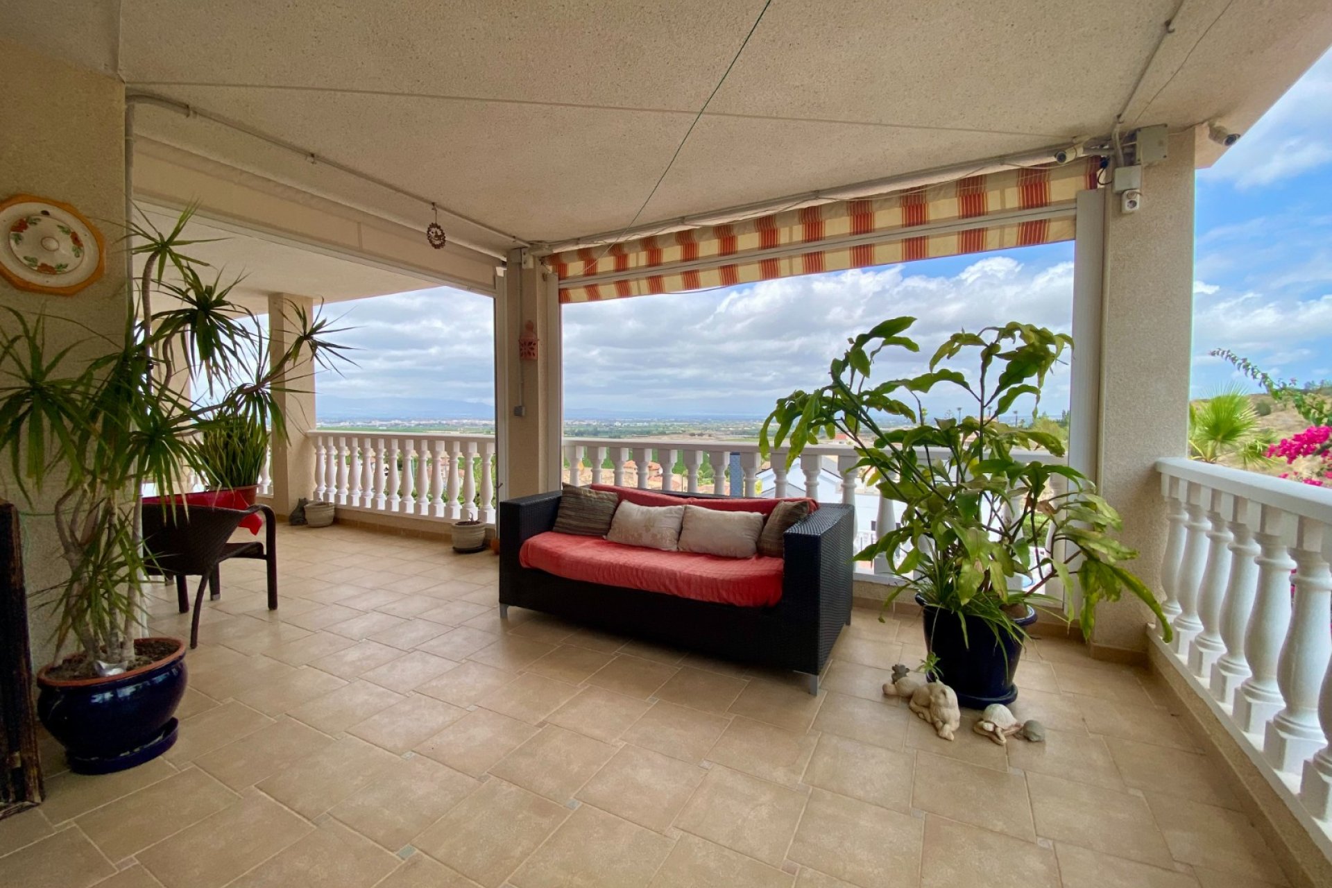Amplia villa con piscina privada y vistas panorámicas a la montaña en Algorfa﻿
